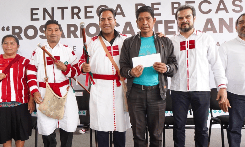 El Gobernador del estado hace entrega de apoyos en materia de infraestructura, becas y conectividad al único municipio que elige a sus líderes por uso y costumbres