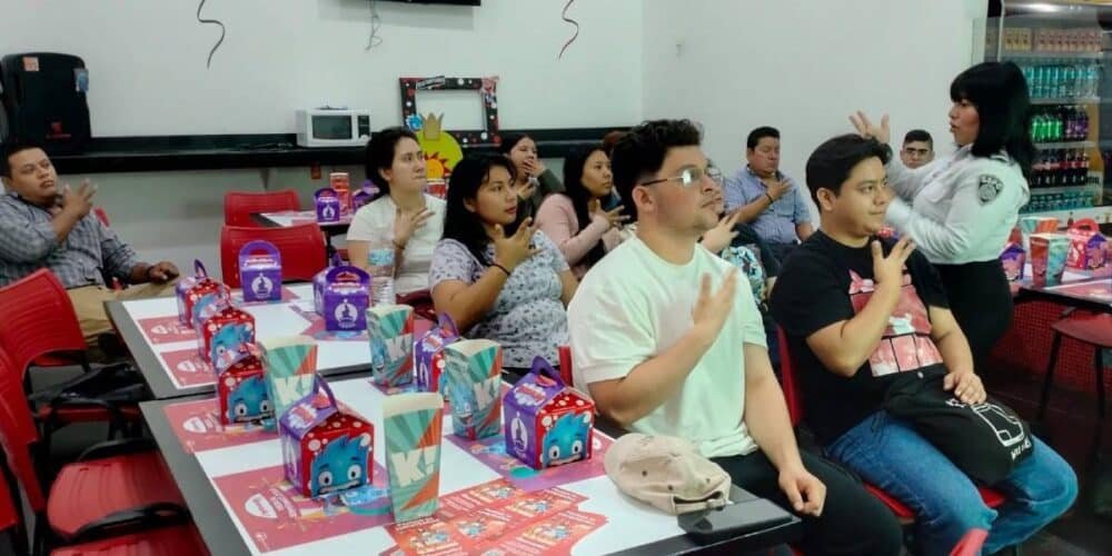 SSP lleva curso de Lengua de Señas Mexicana a plaza comercial de Tuxtla Gutiérrez
