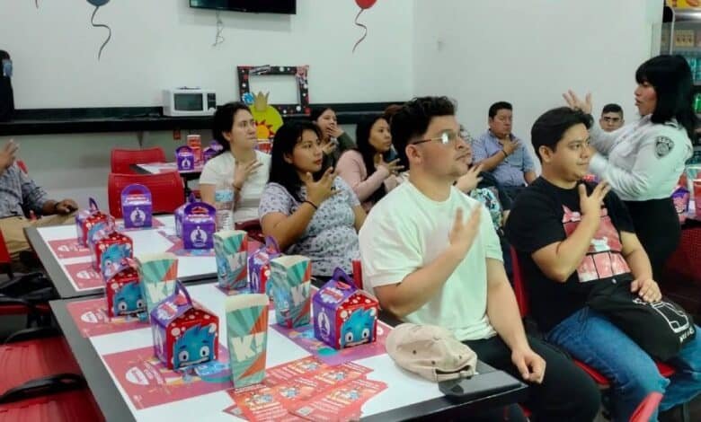 SSP lleva curso de Lengua de Señas Mexicana a plaza comercial de Tuxtla Gutiérrez