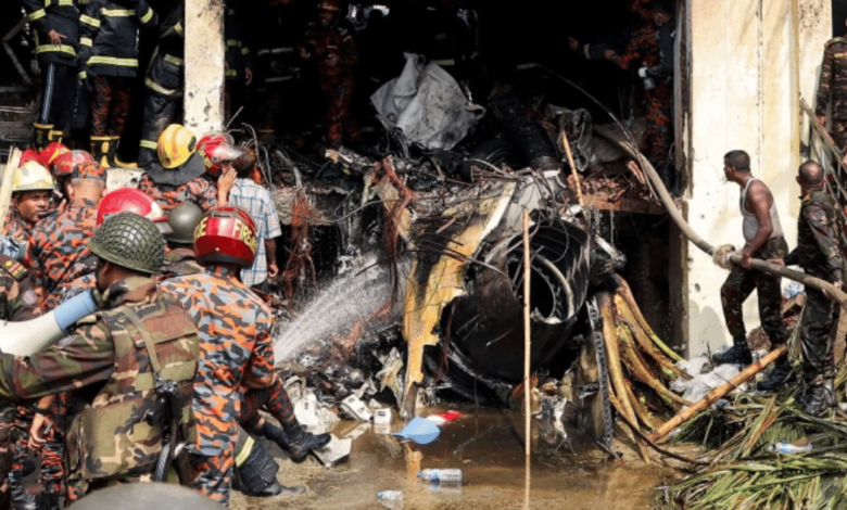 Tragedia en Bangladesh avión militar se estrella contra escuela y deja al menos 19 muertos (Foto por AFP)