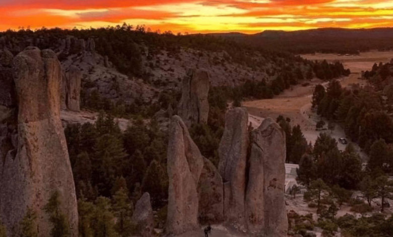 Valle de los Monjes un bosque de gigantes de piedra en la Sierra Tarahumara (Foto por Creel Cabañas)