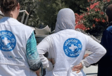 Más de 100 ONG acusan a Israel de impedir la entrada de ayuda vital a Gaza desde marzo, dejando millones en alimentos y medicinas varados mientras la crisis humanitaria se agrava.