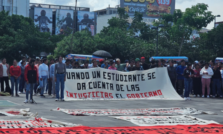Normalistas de Tuxtla Gutiérrez se manifiestan