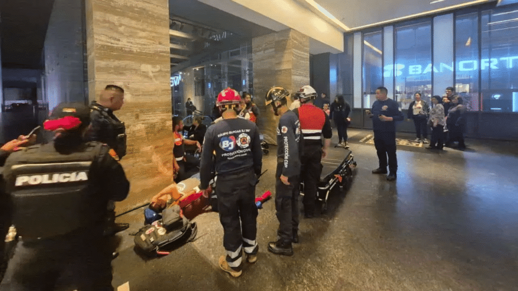 Plaza Mitikah,elevador,accidente en elevador,elevador se desploma,Benito Juárez,Ciudad de México,Protección Civil CDMX,accidente Plaza Mitikah,seguridad en centros comerciales,elevador defectuoso,elevador atrapados,accidente elevador CDMX,elevador Mitikah,fallas mecánicas elevador,rescate Protección Civil.