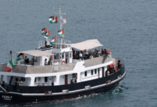 La Flotilla Global Sumud, con más de 50 barcos y delegaciones de 44 países, partió desde Barcelona rumbo a Gaza, pero debió regresar por una tormenta. Israel advirtió que podría arrestar a Greta Thunberg y confiscar las embarcaciones.