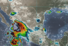 El Servicio Meteorológico Nacional confirmó que la depresión tropical Doce-E evolucionó a tormenta tropical Lorena, ubicada a 385 km de Manzanillo; se esperan lluvias intensas, vientos fuertes y oleaje elevado en varios estados del Pacífico mexicano.