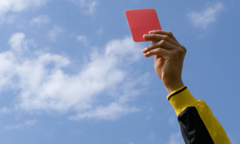 Escándalo en la liga rumana patada en los genitales desata polémica arbitral