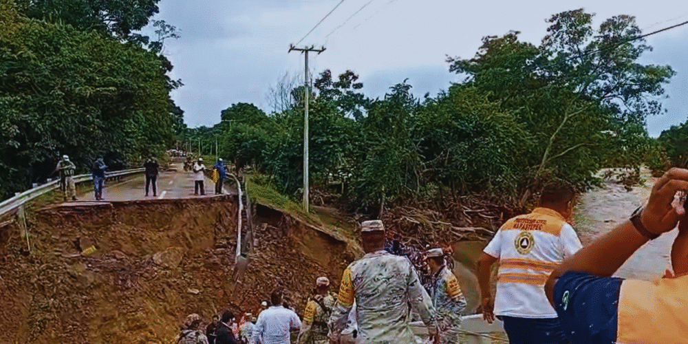 Gobernador de Chiapas supervisa en Mapastepec la caída de dos puentes clave en la región