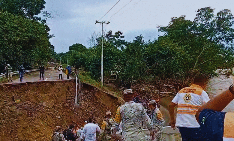 Gobernador de Chiapas supervisa en Mapastepec la caída de dos puentes clave en la región
