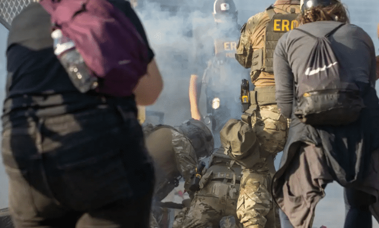 Protestas masivas contra el ICE y redadas de Trump terminan con detenidos y gases químicos (Foto por AP)