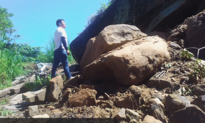 Durante una verificación de campo, elementos de Protección Civil Municipal de Chalchihuitán alertaron a las comunidades cercanas y emitieron recomendaciones preventivas en la comunidad de Jolicalum, tras registrarse un derrumbe provocado por las lluvias recientes.