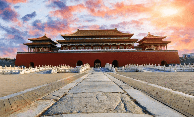 Los palacios de China, como la Ciudad Prohibida en Pekín o el Palacio de Verano, son testigos de dinastías milenarias, símbolos de poder y refinamiento arquitectónico.