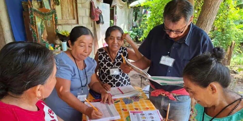 Adultos aprenden a leer y escribir con el programa Chiapas Puede