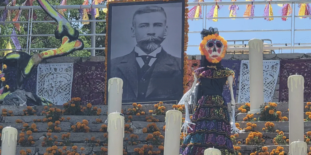 Altar en Parque Morelos rinde homenaje a escritores y líderes históricos de Chiapas