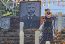 Altar en Parque Morelos rinde homenaje a escritores y líderes históricos de Chiapas