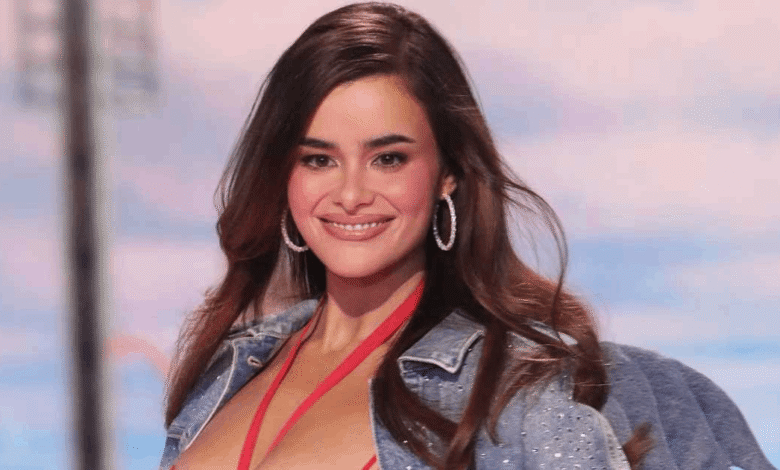 #Entretenimiento | 😲📸La joven actriz estadounidense de 29 años de edad divide opiniones por su aparición en el afamado desfile. Barbie Ferreira en el Victoria's Secret Fashion Show divide opiniones (2)