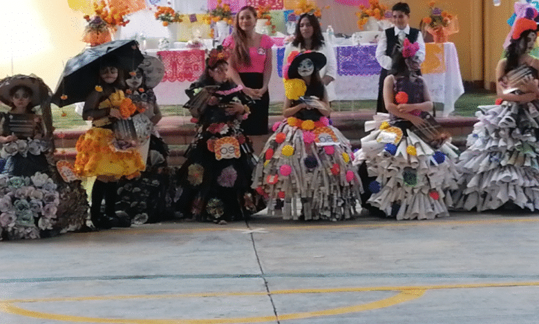 Celebran Concurso de Catrinas y Catrines Ecológicos en la Primaria Fray Víctor María Flores