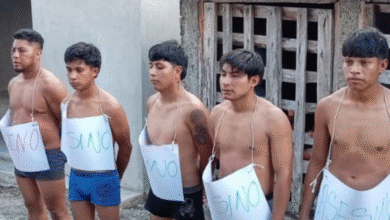Cinco hombres son capturados y amarrados tras asesinar a pedradas a un joven y dejar gravemente herido a otro