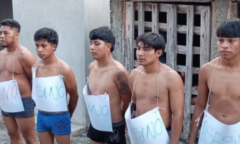 Cinco hombres son capturados y amarrados tras asesinar a pedradas a un joven y dejar gravemente herido a otro