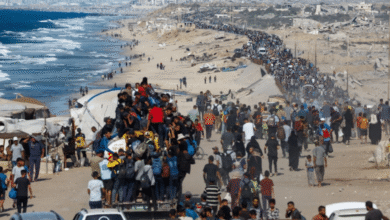 El alto el fuego entre Israel y Hamás entró en vigor oficialmente este viernes 10 de octubre de 2025, a las 12:00, hora local. En un paso crucial de la primera fase de un amplio acuerdo de paz mediado por Estados Unidos, el Ejército israelí (FDI) completó su repliegue parcial a las líneas de despliegue acordadas dentro de la Franja.