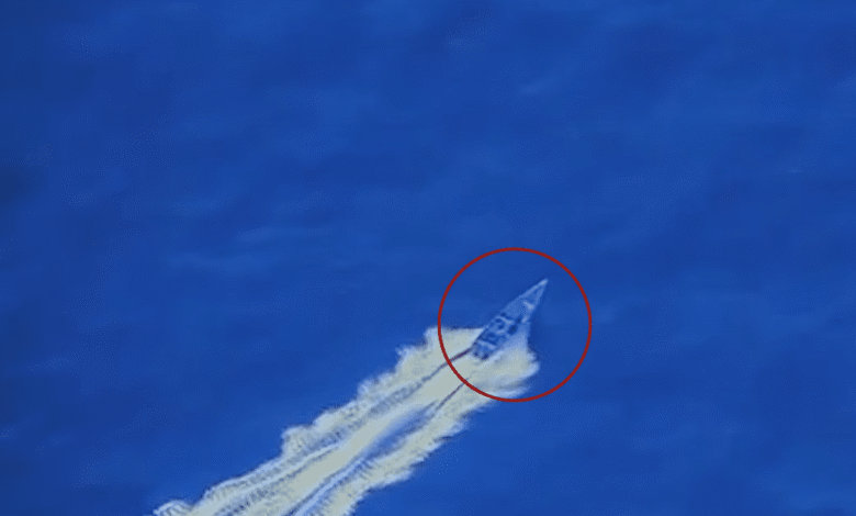 Estados Unidos hundió una lancha en aguas internacionales cerca de Venezuela, en un ataque que dejó cuatro muertos acusados de “narcoterroristas”. El Gobierno de Nicolás Maduro denunció incursiones aéreas y acusó a Washington de hostigamiento militar en el Caribe.