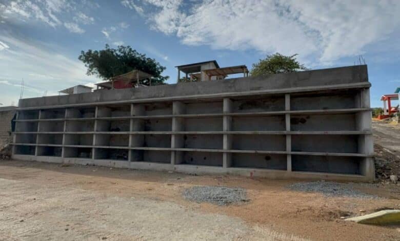 Fabrican 40 nuevas gavetas en el panteón del Ejido
