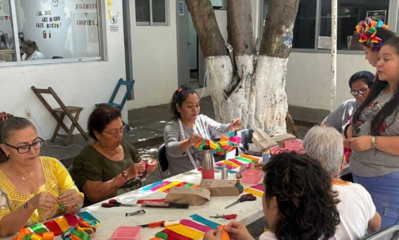Impulsan creatividad y preservación cultural con taller de diademas de Catrina