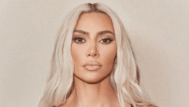 Kim Kardashian compartió en The Kardashians que fue diagnosticada con un aneurisma cerebral, atribuyendo la condición al estrés y la preocupación por sus hijos.