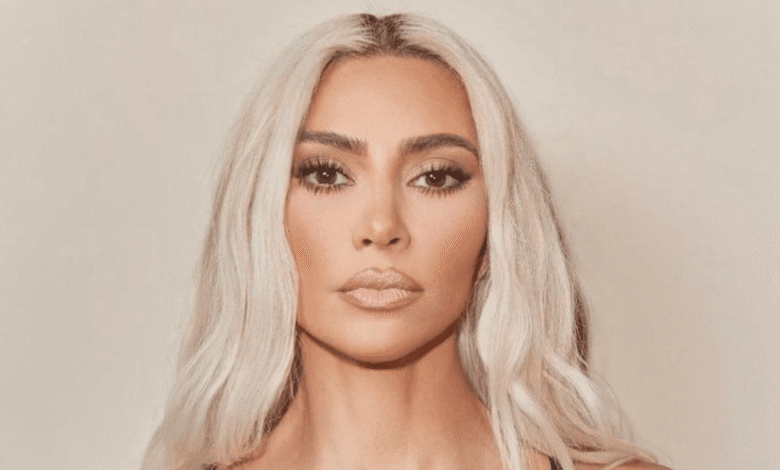 Kim Kardashian compartió en The Kardashians que fue diagnosticada con un aneurisma cerebral, atribuyendo la condición al estrés y la preocupación por sus hijos.