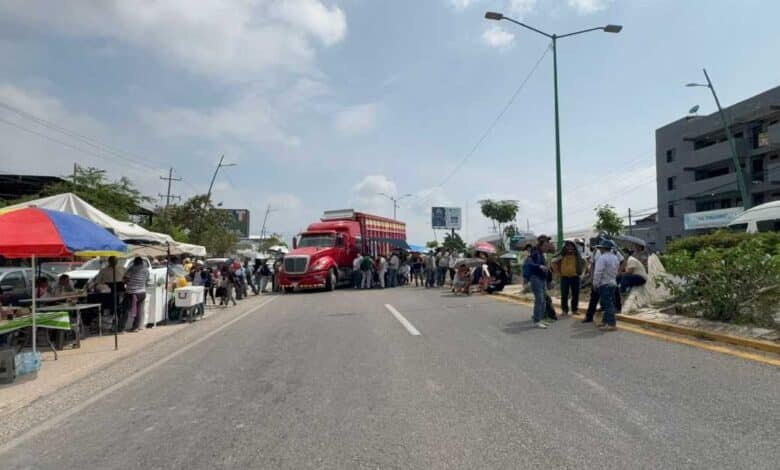 Más de mil 200 maestros bloquean accesos a Tuxtla Gutiérrez 2 (2)