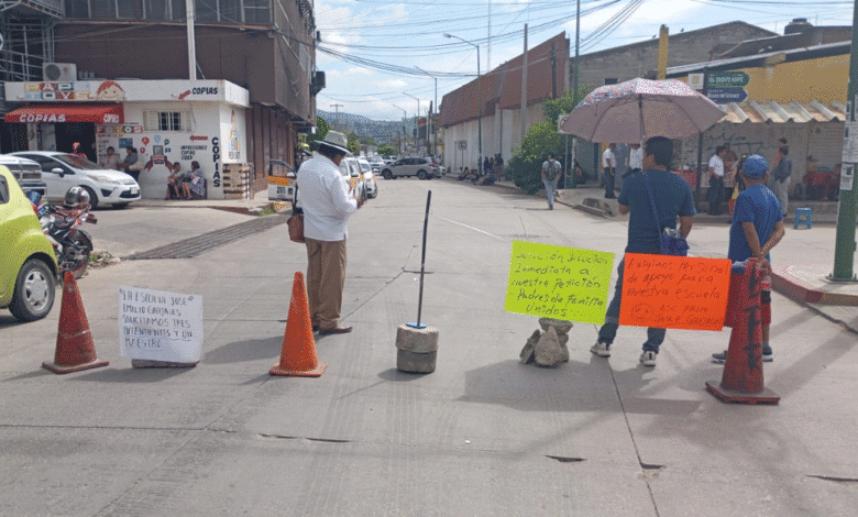 Piden intendente y maestros en escuela de Tuxtla Gutiérrez