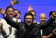 El presidente de Argentina, Javier Milei, y su partido La Libertad Avanza, consolidaron su poder con una sorpresiva victoria en las elecciones legislativas de este domingo 26 de octubre de 2025, obteniendo cerca del 41% de los sufragios.