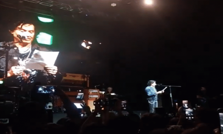 Saúl Hernández rinde homenaje a Madres en Resistencia durante concierto en Tuxtla