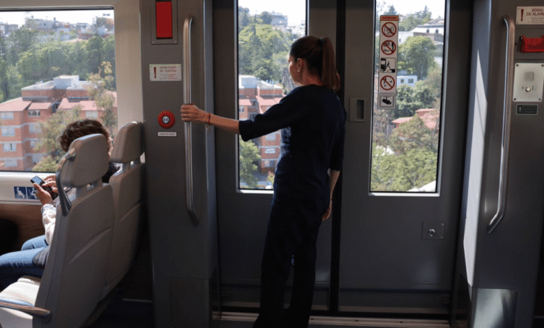 Sheinbaum anuncia que el tren México-Toluca comenzará operaciones completas en enero de 2026La presidenta Claudia Sheinbaum supervisa el tramo del tren México-Toluca que estará en operación completa a partir de enero de 2026, mejorando la movilidad en la zona metropolitana.