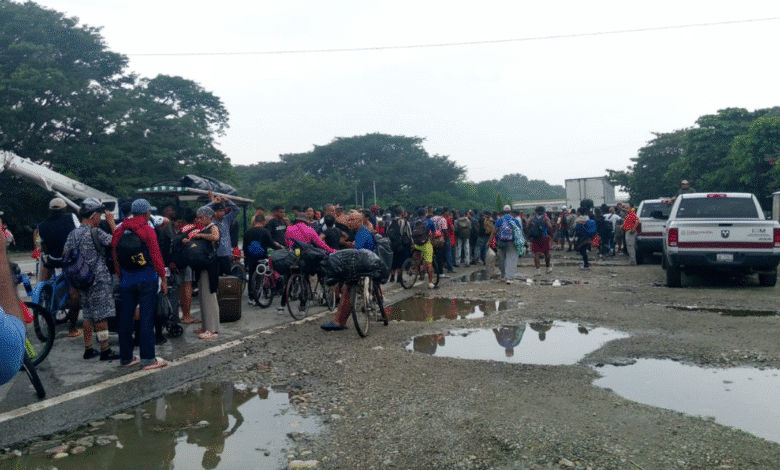Siguen caminando hacia Tonalá más de 300 migrantes