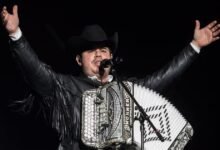 Alfredo Olivas preocupa a sus fans al recibir un "regalo" durante su show en Pachuca (Foto de internet)