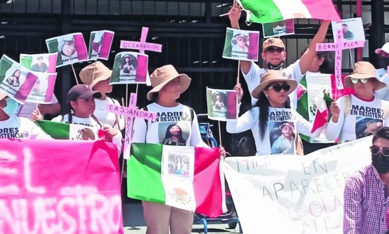 Habitantes de Berriozábal mantienen comunicación constante con familiares durante traslados ante el miedo a nuevas desapariciones.