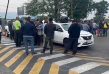 Bloqueo en acceso al Aeropuerto Ángel Albino Corzo afecta a pasajeros