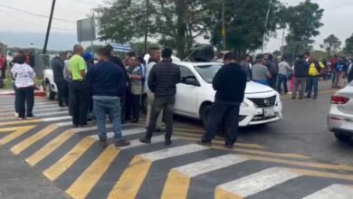 Bloqueo en acceso al Aeropuerto Ángel Albino Corzo afecta a pasajeros