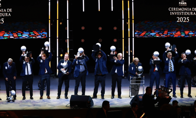 El Salón de la Fama del Fútbol inmortaliza a 18 nuevas leyendas en una noche histórica en Pachuca