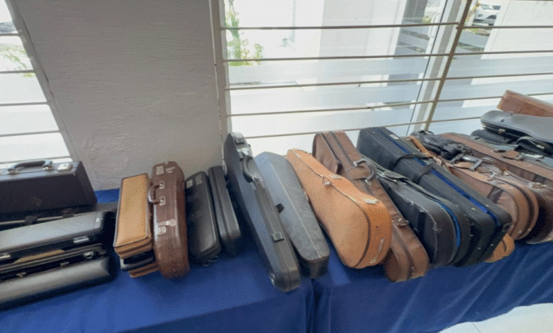 Entrega de instrumentos musicales tras tres meses de espera