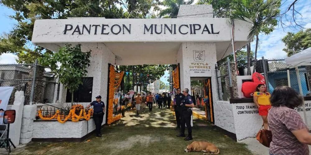 Gran afluencia en panteones de Chiapas tras Día de Muertos
