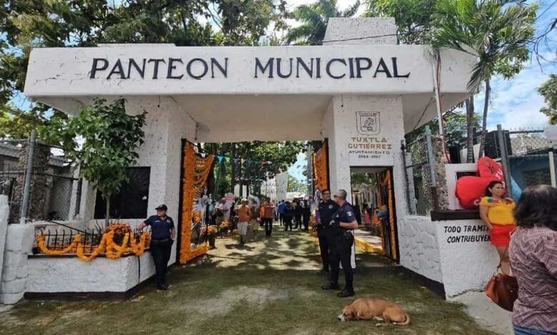 Gran afluencia en panteones de Chiapas tras Día de Muertos