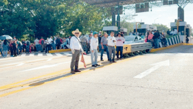 Maestros bloquean casetas del estado