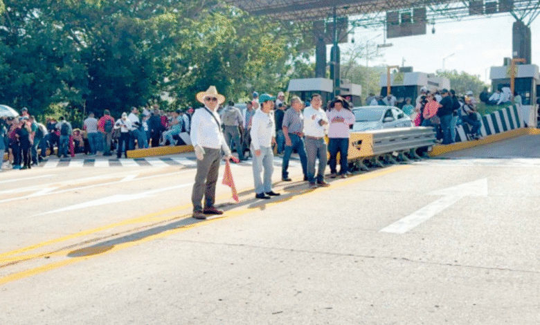 Maestros bloquean casetas del estado