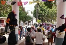 Panteones de Tapachula lucen coloridos en celebración de Día de Muertos