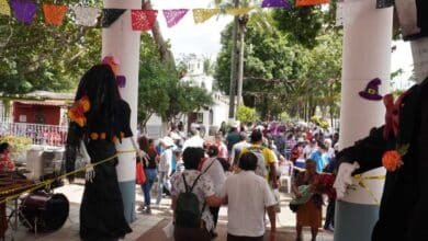 Panteones de Tapachula lucen coloridos en celebración de Día de Muertos