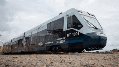 El Gobierno de México, a través de la SICT, dio el banderazo de inicio de la construcción del tramo ferroviario de pasajeros Arroyo El Sauz-Nuevo Laredo, un segmento de la ruta principal Saltillo-Nuevo Laredo (396 km).
