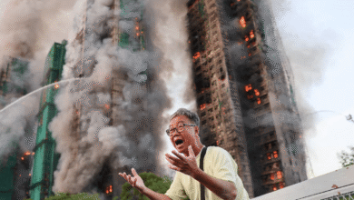 Un incendio devastador en un complejo residencial del distrito Tai Po, en Hong Kong, dejó como saldo preliminar al menos 13 personas muertas y 15 heridas.