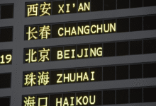 El sector turístico japonés, que depende en gran medida de los visitantes chinos, enfrenta un impacto económico inmediato, con caídas en el índice Nikkei y suspensiones de estrenos cinematográficos.